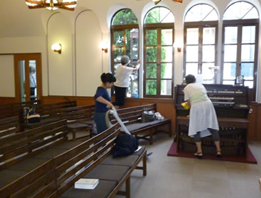 教会画像09　会堂の清掃